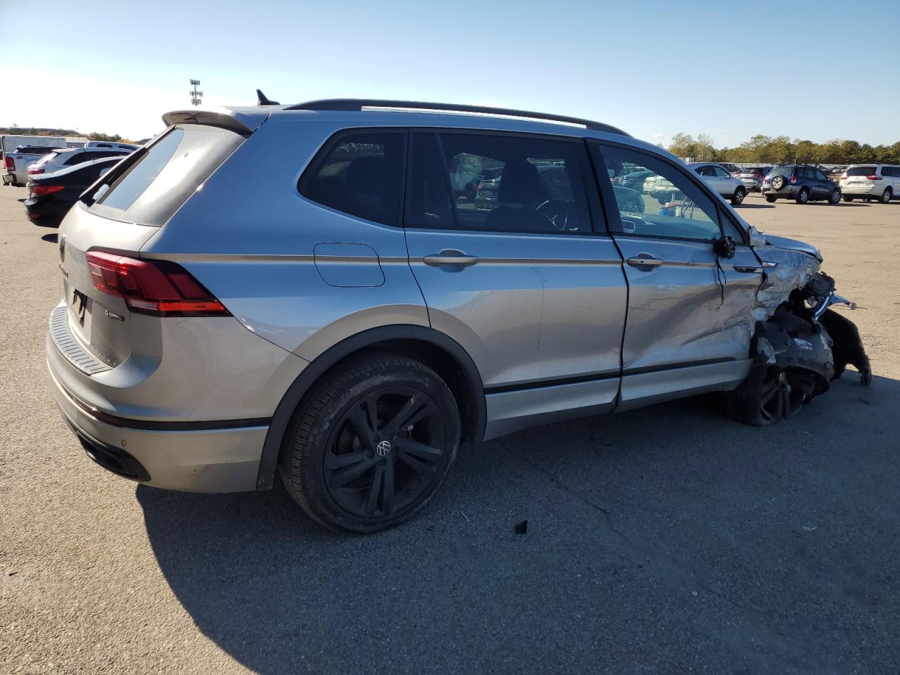 VOLKSWAGEN TIGUAN SE R-LINE BLACK