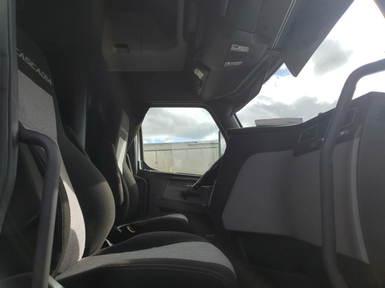 Lot #3273977782 2021 FREIGHTLINER CASCADIA 1