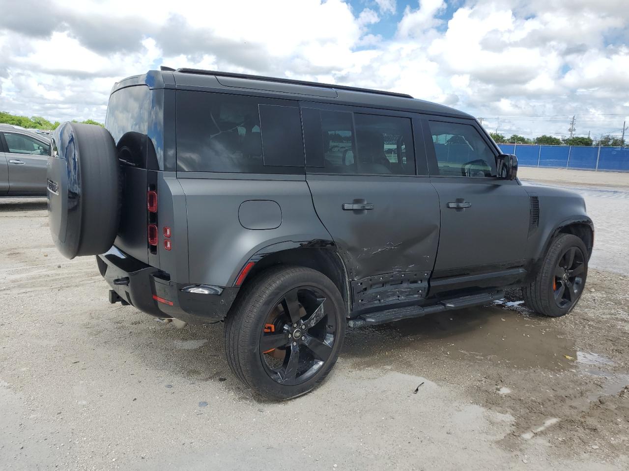 LAND ROVER DEFENDER 110 X-DYNAMIC SE