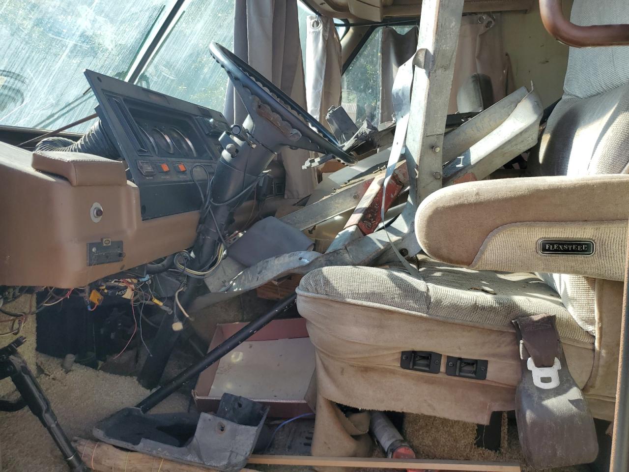 Lot #3286830220 1998 FLEETWOOD SOUTHWIND