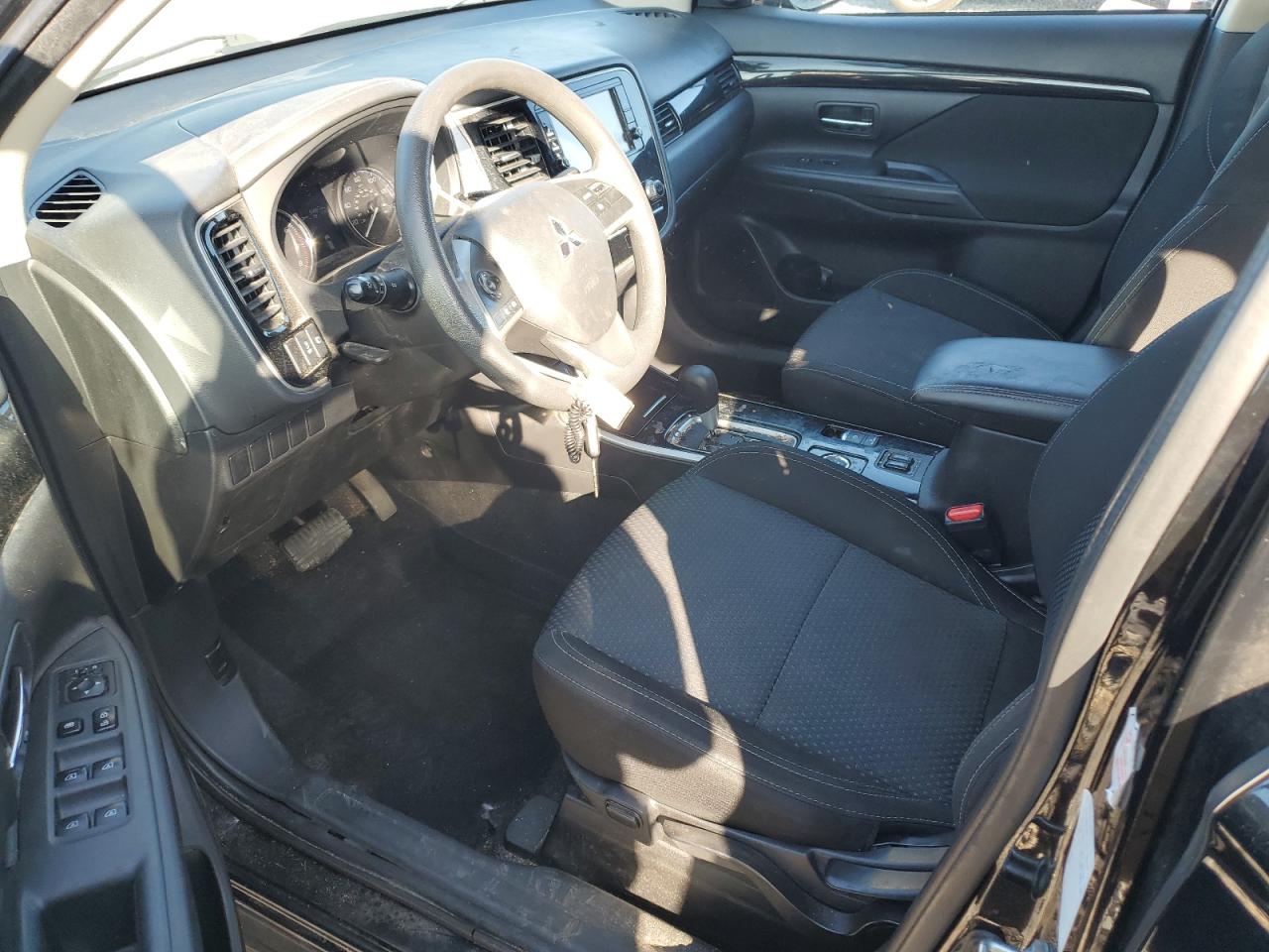 MITSUBISHI OUTLANDER SE