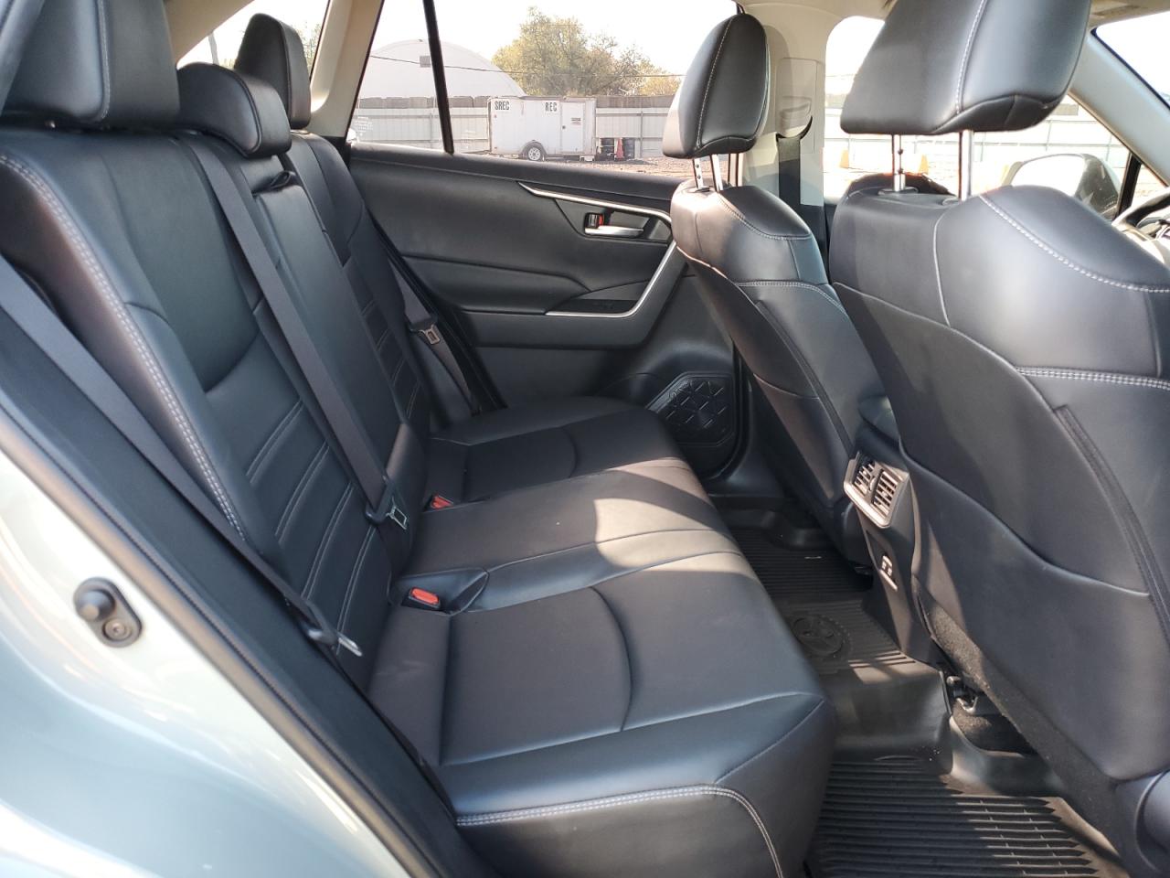 TOYOTA RAV4 XLE PREMIUM