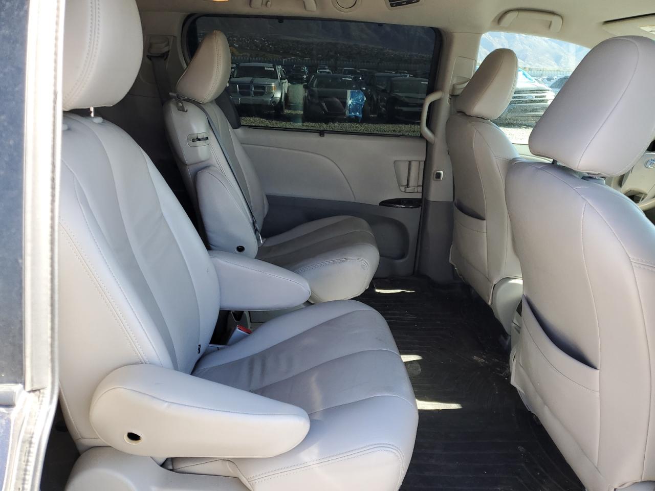 Lot #3294687037 2014 TOYOTA SIENNA LE