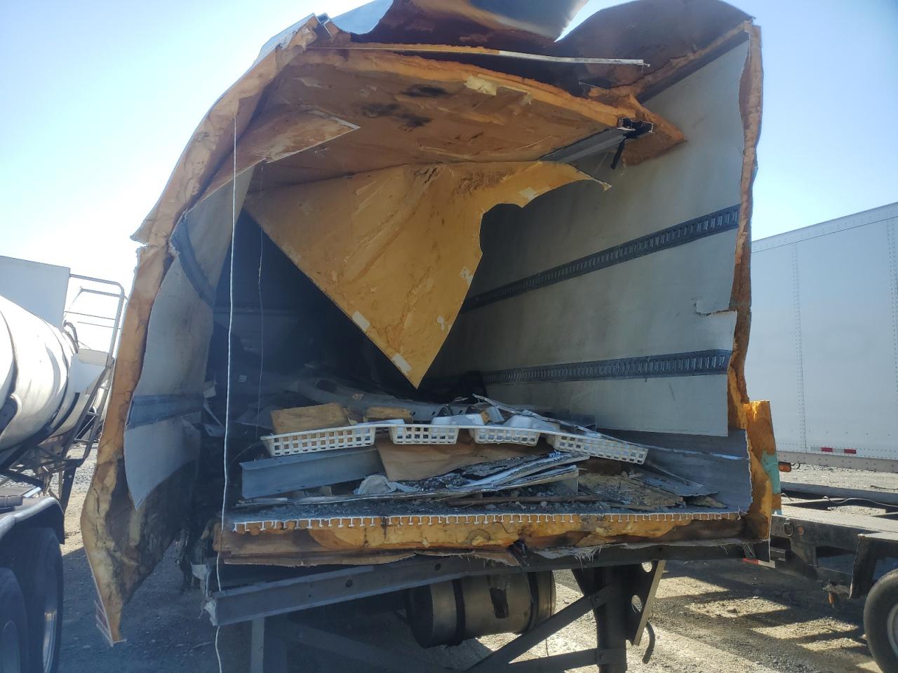 Lot #3270835427 2011 UTILITY UNKNOWN