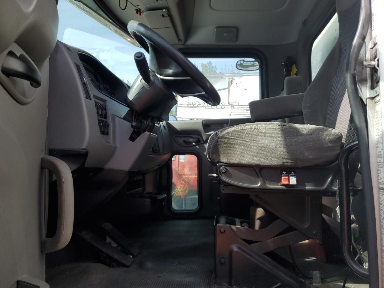 Lot #3265012917 2016 PETERBILT 337