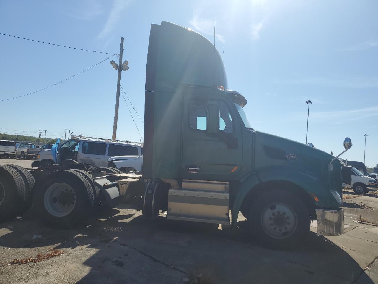 Lot #3263732731 2014 PETERBILT 579