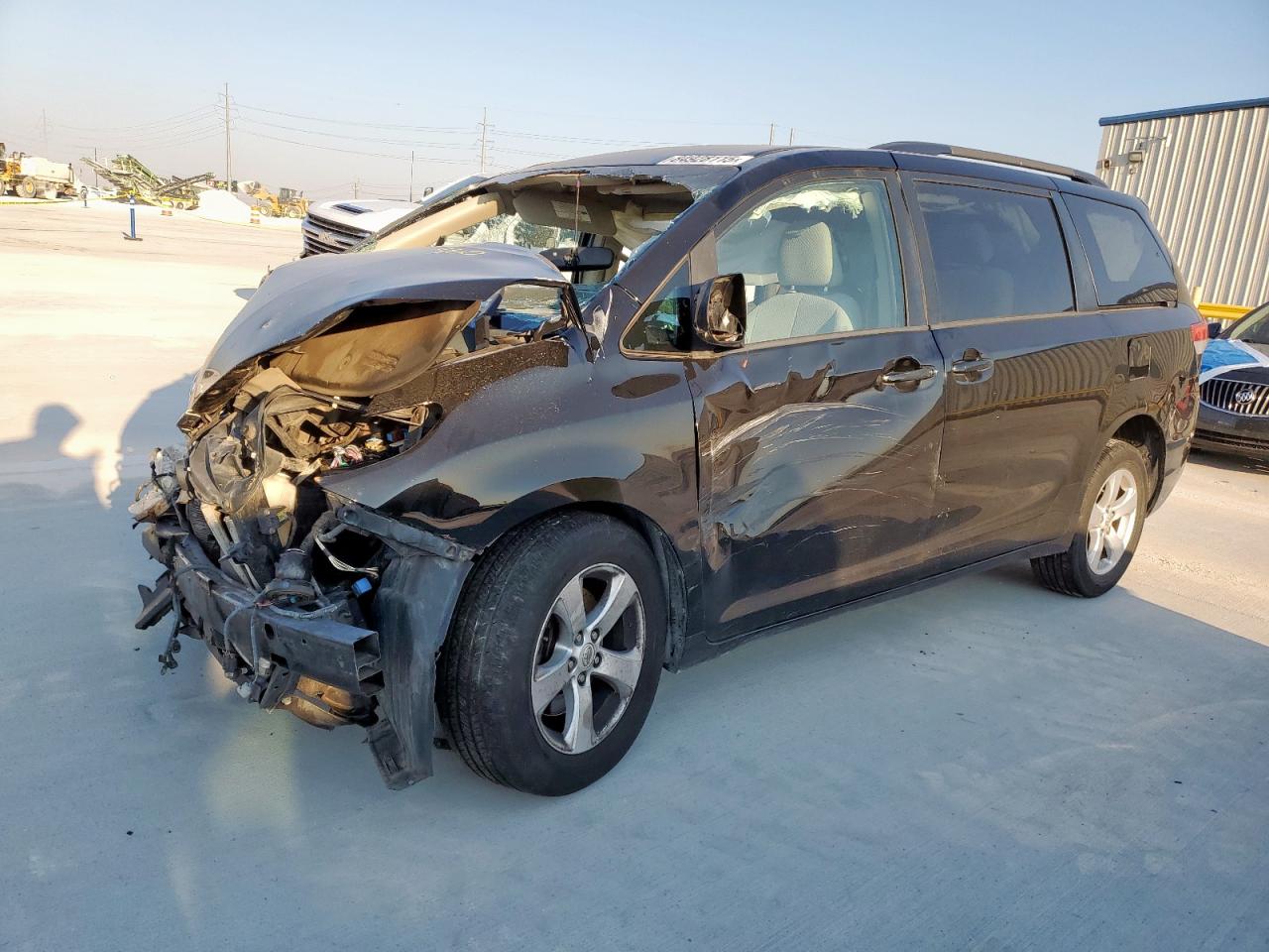 Lot #3305681735 2014 TOYOTA SIENNA LE