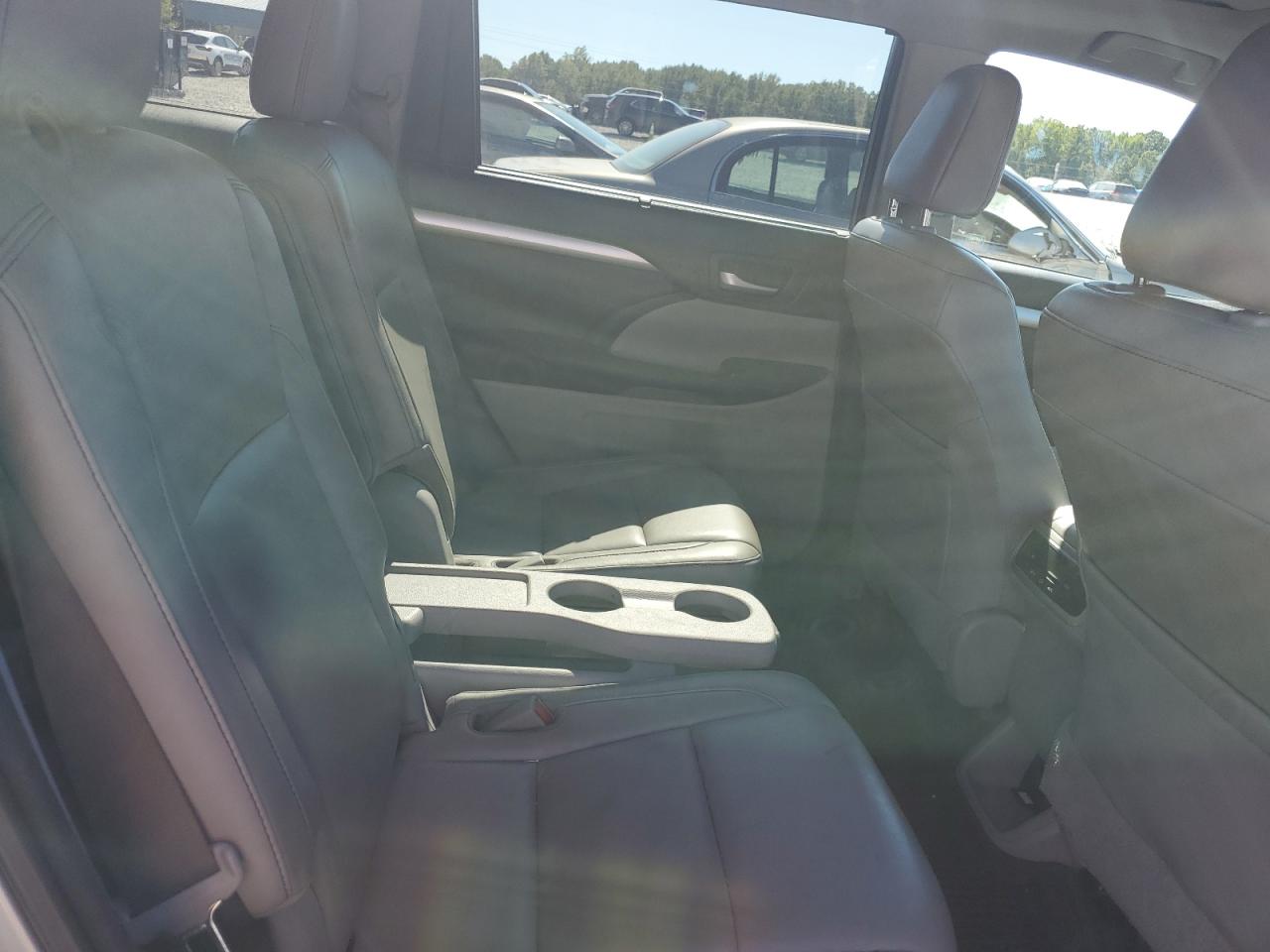 TOYOTA HIGHLANDER SE