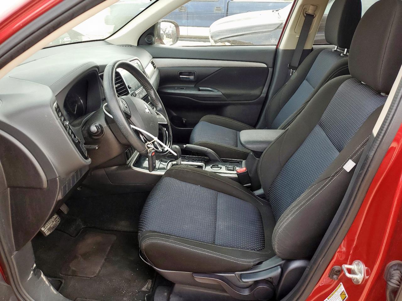 MITSUBISHI OUTLANDER SE