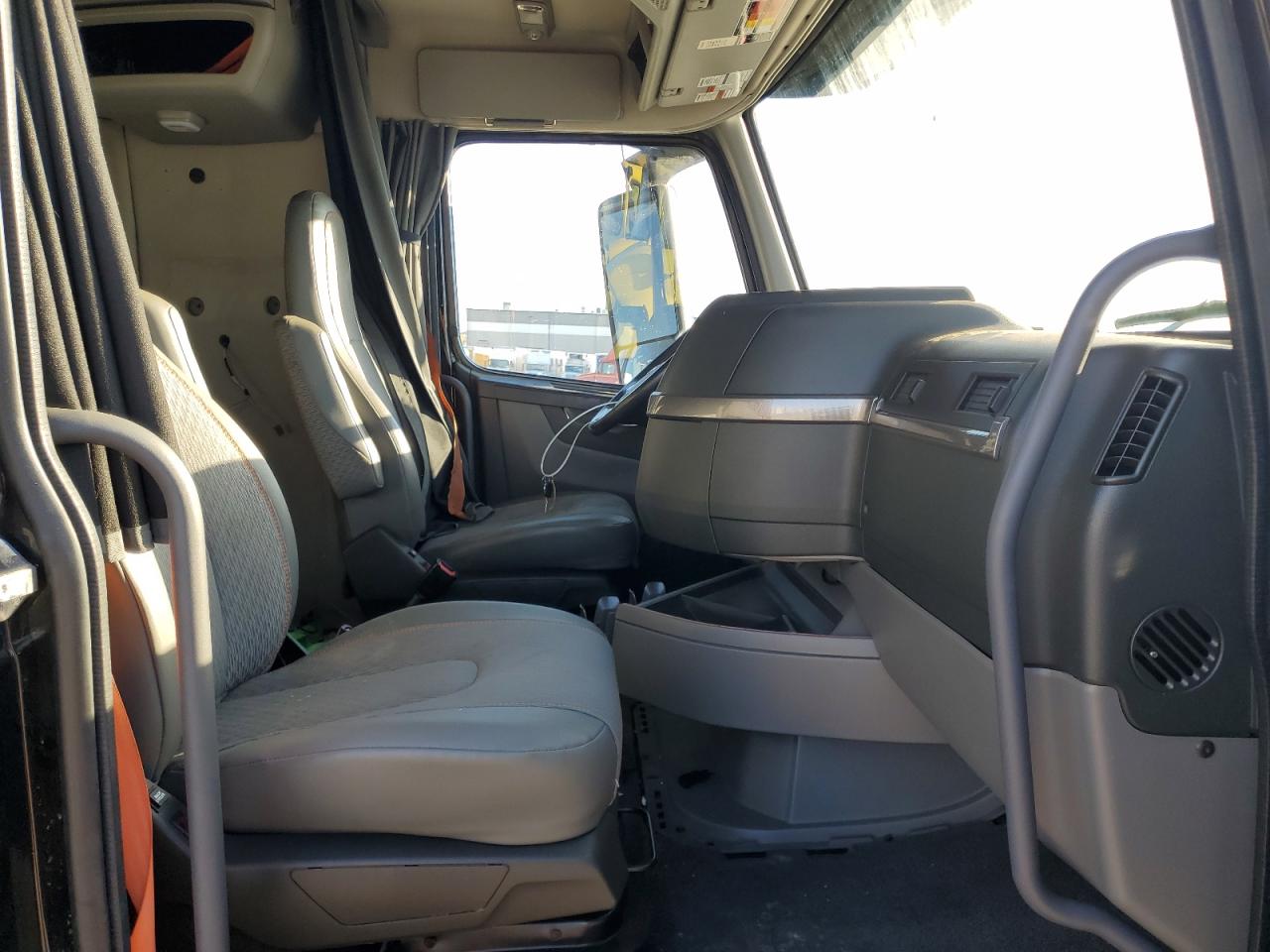 Lot #3302928619 2022 VOLVO VNL