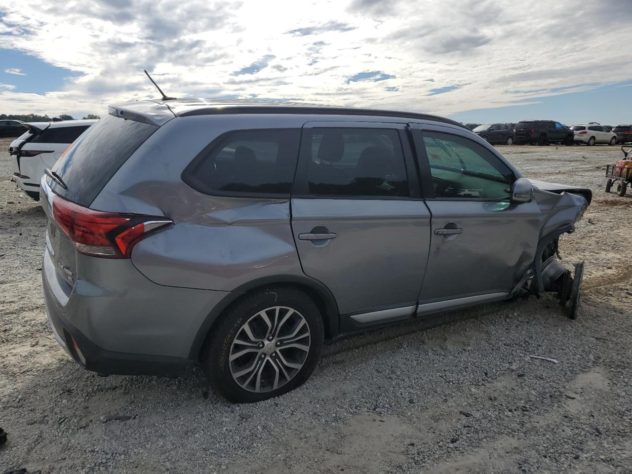 MITSUBISHI OUTLANDER SE