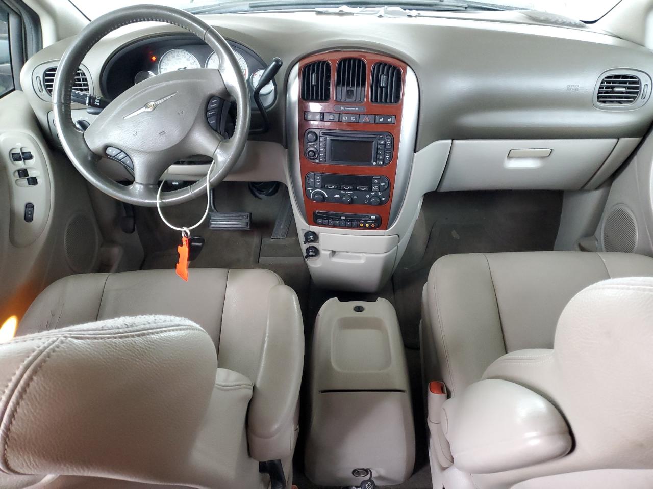 Lot #3270950965 2005 CHRYSLER TOWN & COU