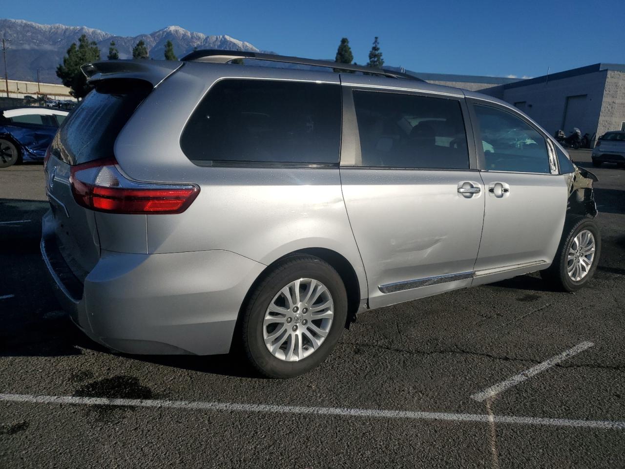 TOYOTA SIENNA XLE