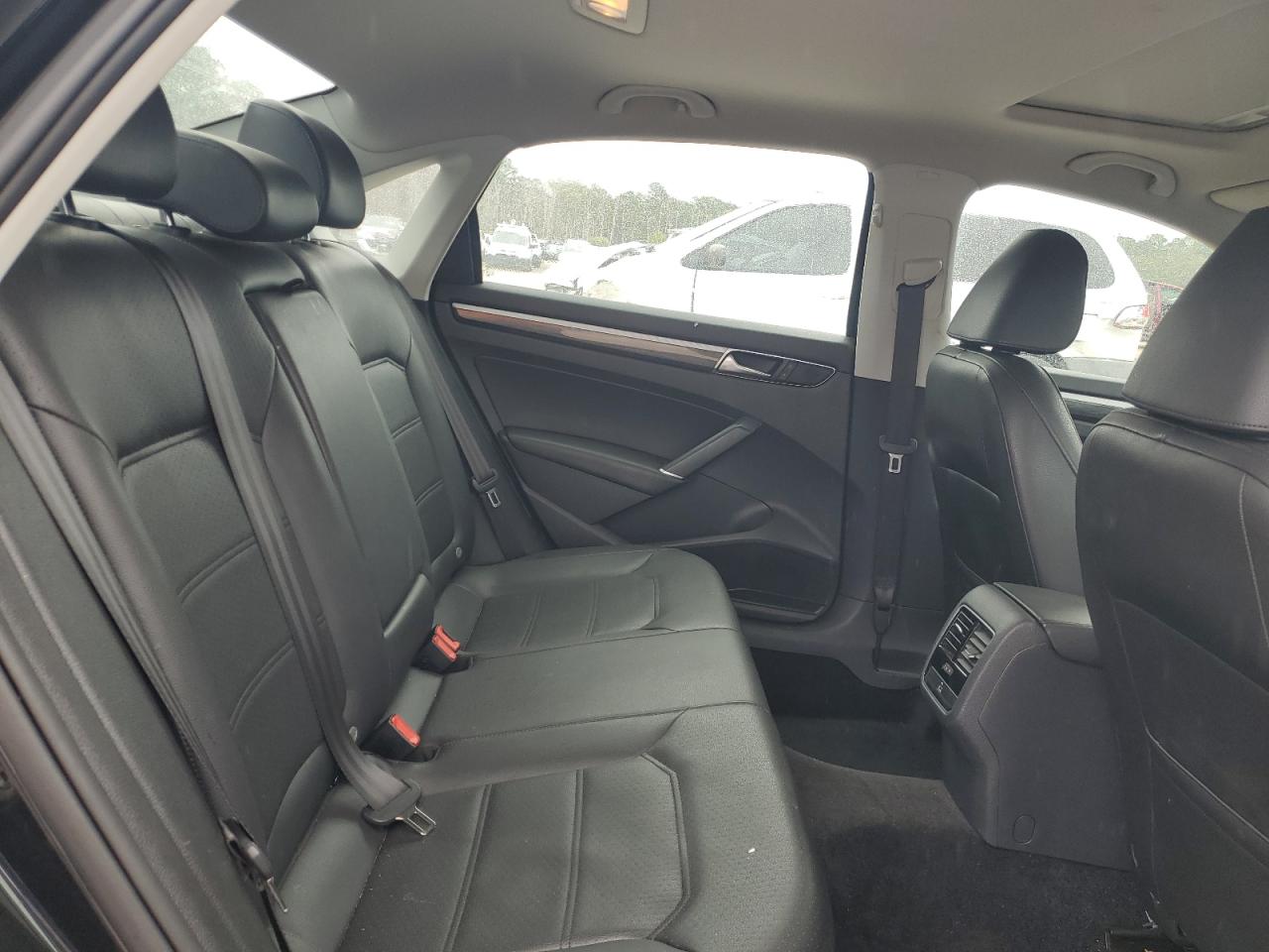 VOLKSWAGEN PASSAT SE