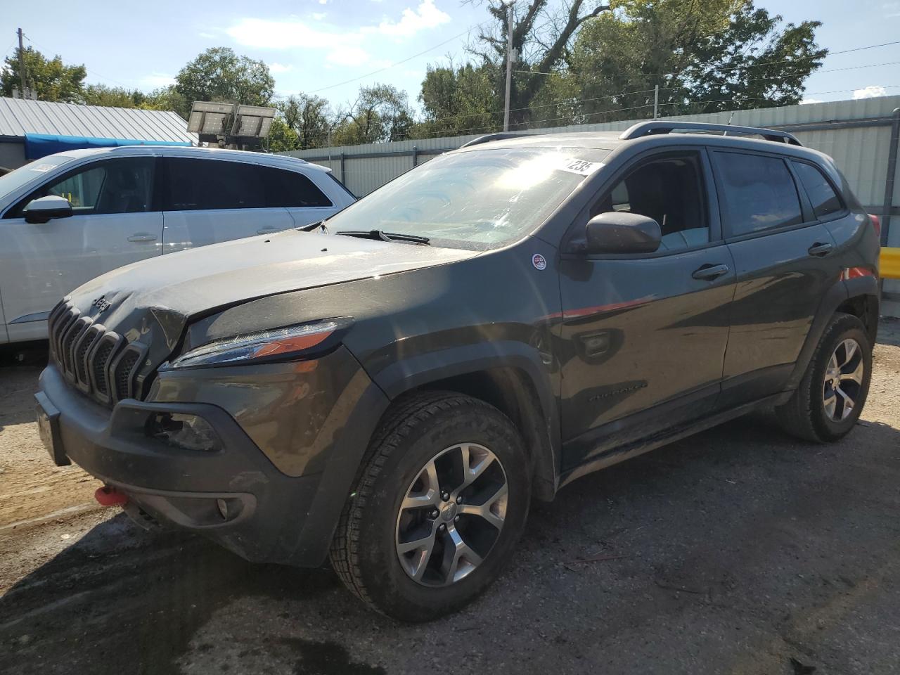  Salvage Jeep Cherokee