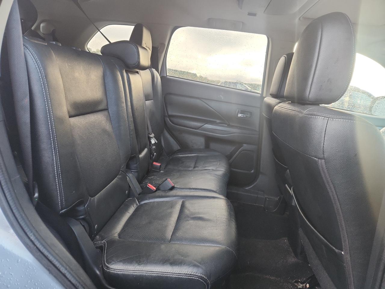 MITSUBISHI OUTLANDER SE