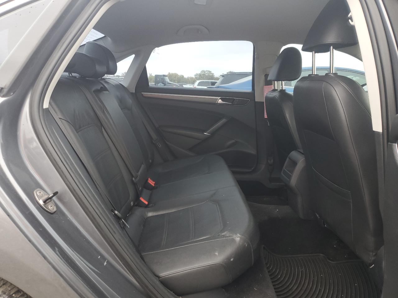 VOLKSWAGEN PASSAT R-LINE