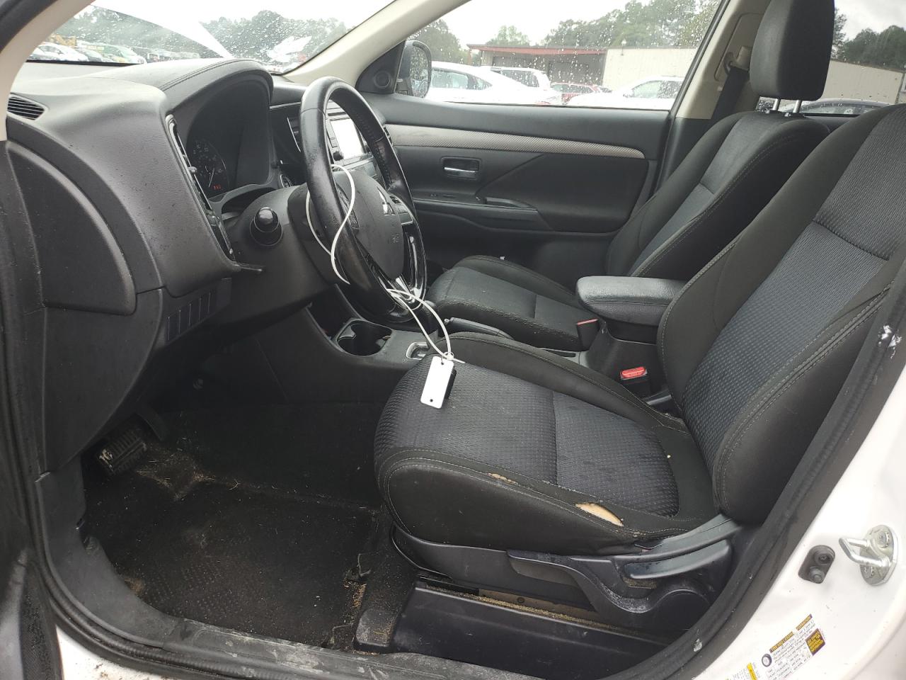 MITSUBISHI OUTLANDER SE