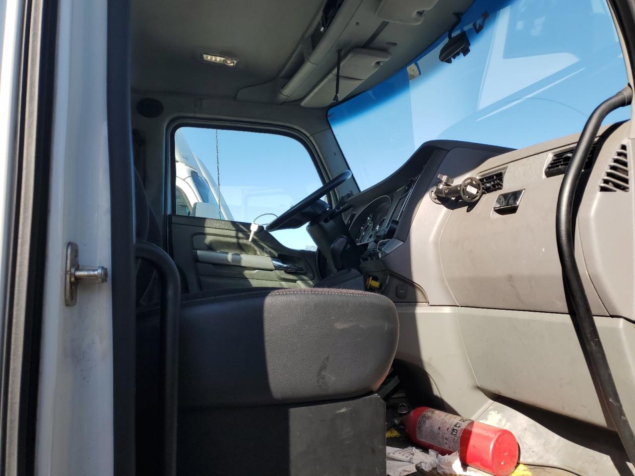 Lot #3266057329 2017 KENWORTH T680