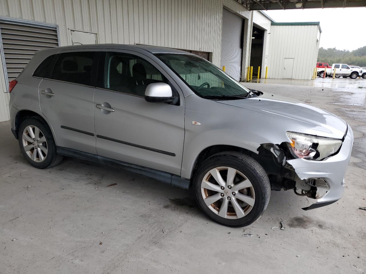 MITSUBISHI OUTLANDER SE