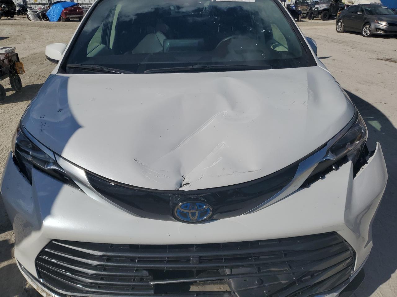 TOYOTA SIENNA LIMITED