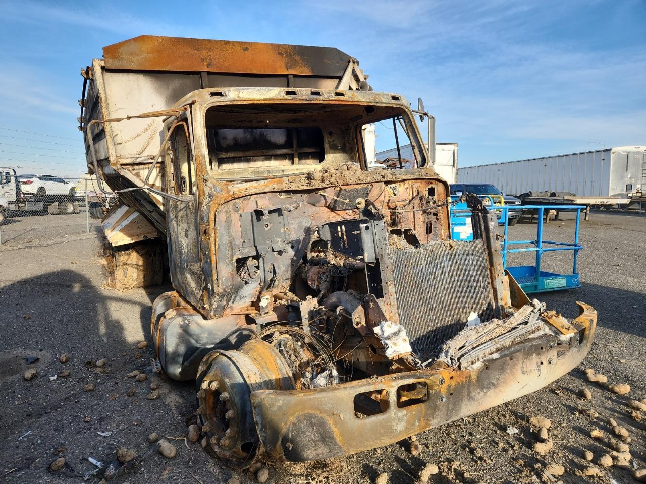 Lot #3282699288 1999 INTERNATIONAL 4000 4900