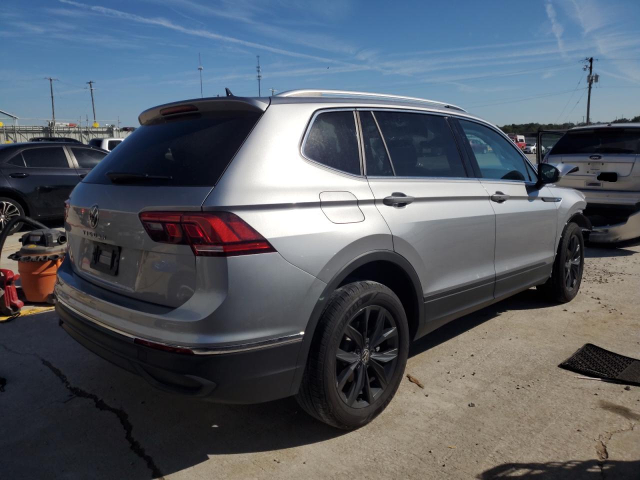 VOLKSWAGEN TIGUAN SE