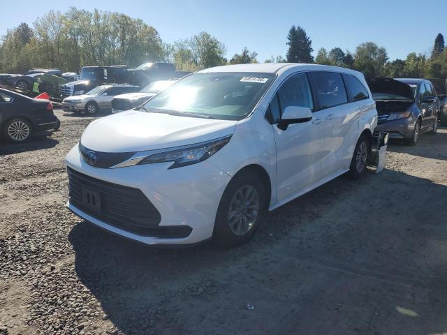 Global Auto Auctions: 2022 TOYOTA SIENNA LE