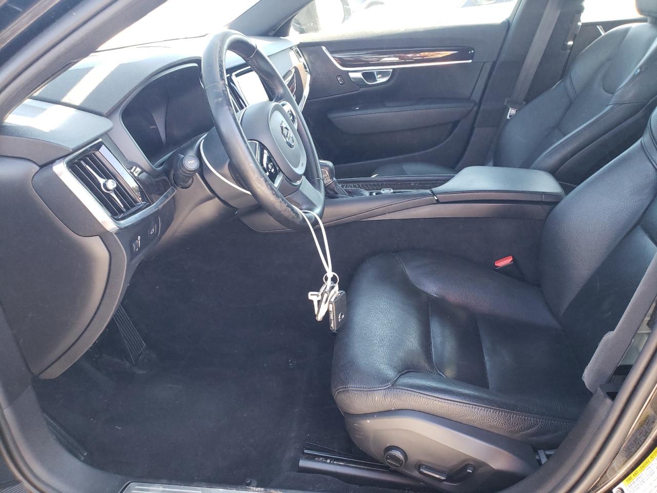 VOLVO S90 T6 MOMENTUM