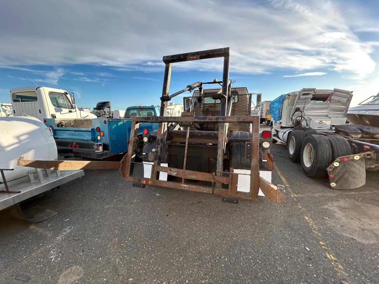 Lot #3273768406 2001 INTERNATIONAL 4000 4700