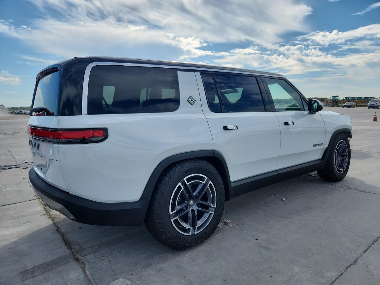 RIVIAN R1S ADVENTURE