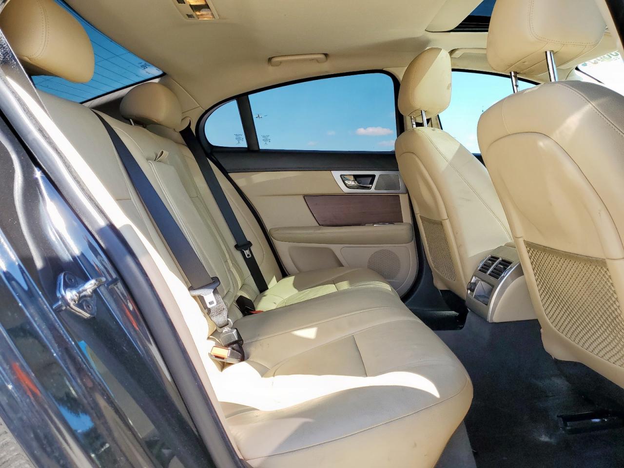 JAGUAR XF 2.0T PREMIUM