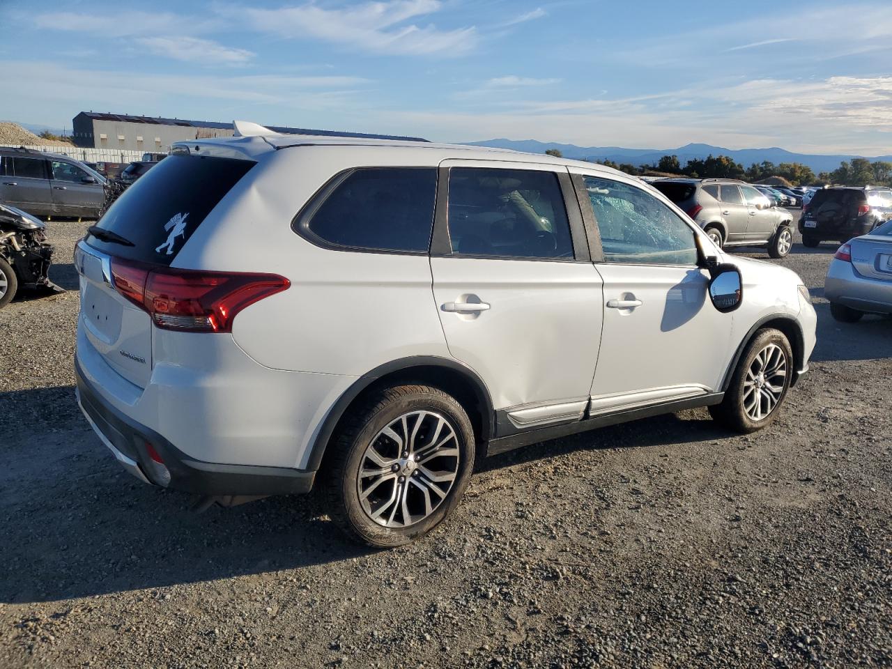 MITSUBISHI OUTLANDER SE
