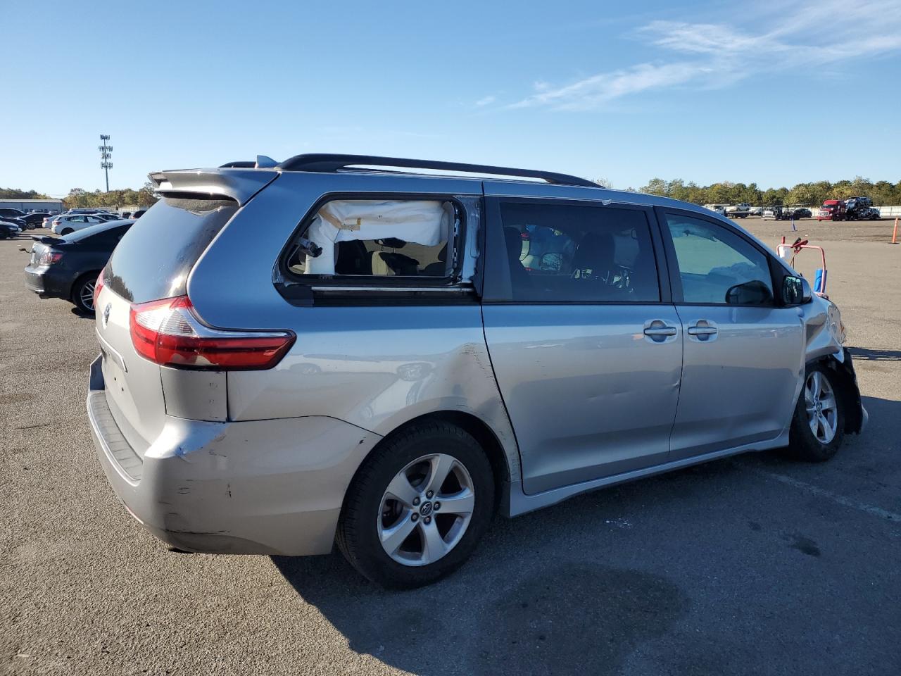 Lot #3302948620 2018 TOYOTA SIENNA LE