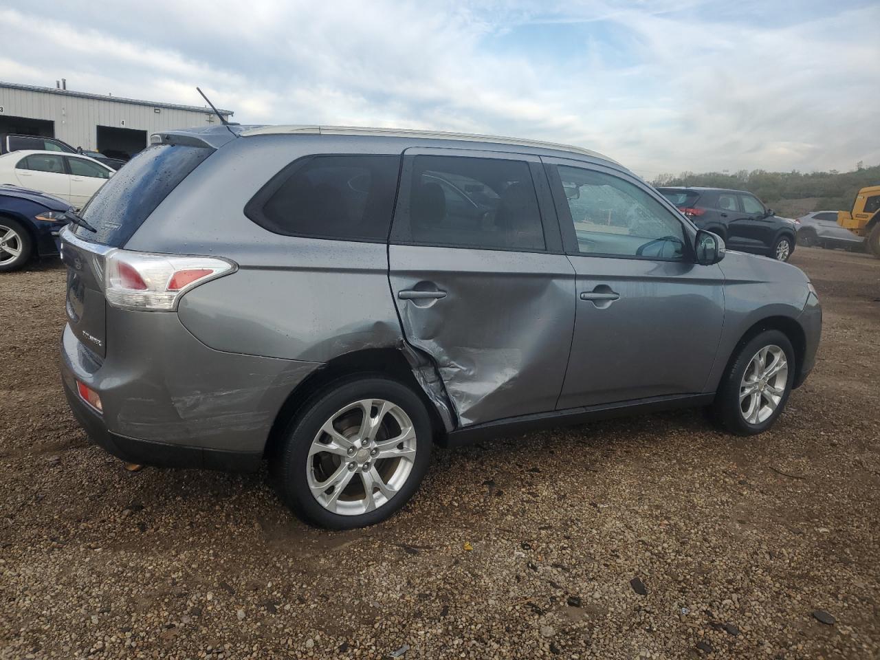 MITSUBISHI OUTLANDER SE