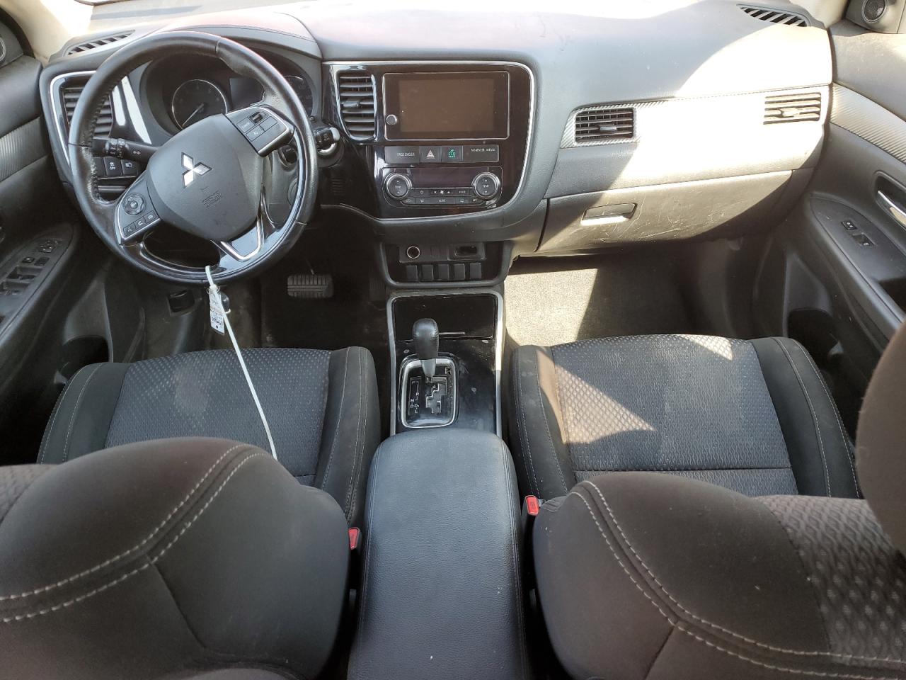 MITSUBISHI OUTLANDER SE