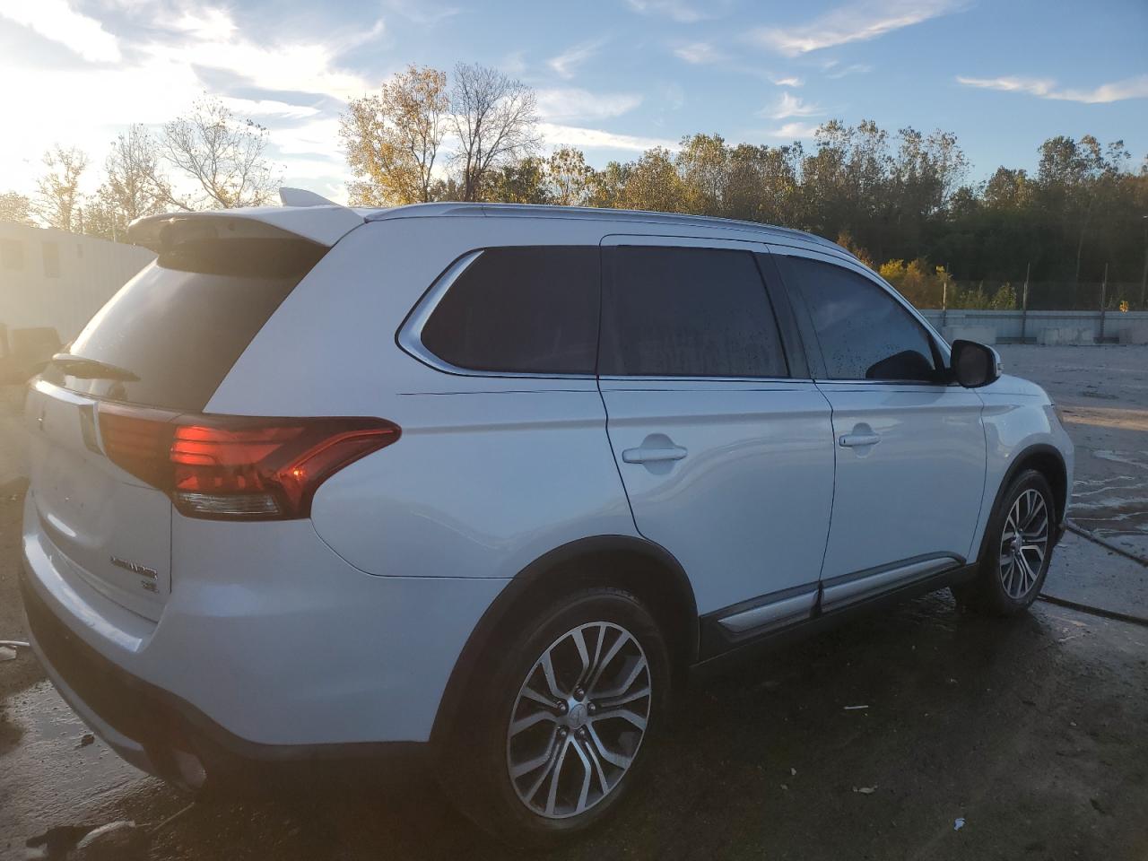 MITSUBISHI OUTLANDER SE