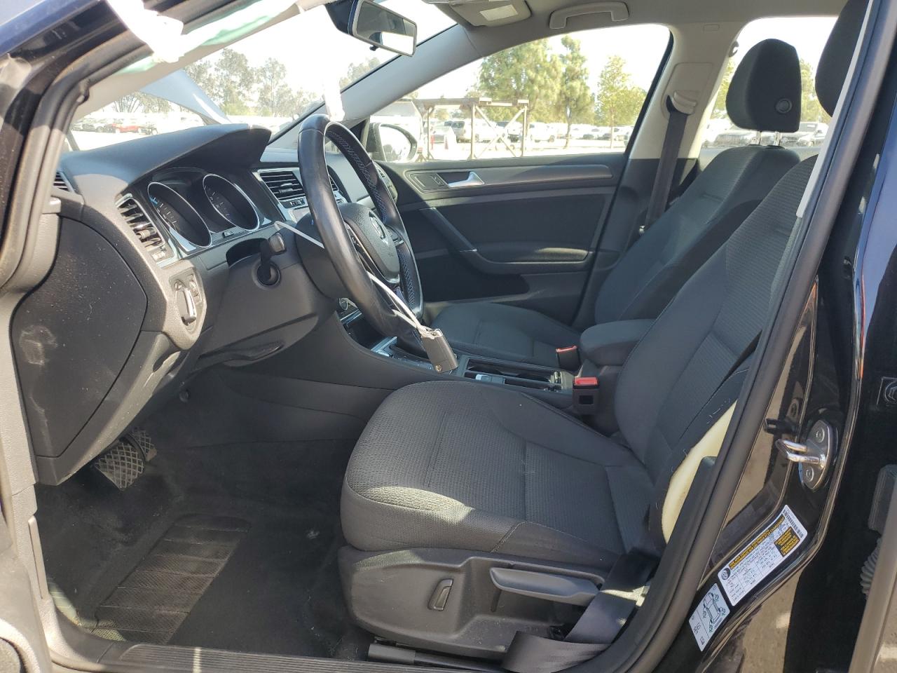 VOLKSWAGEN E-GOLF SE