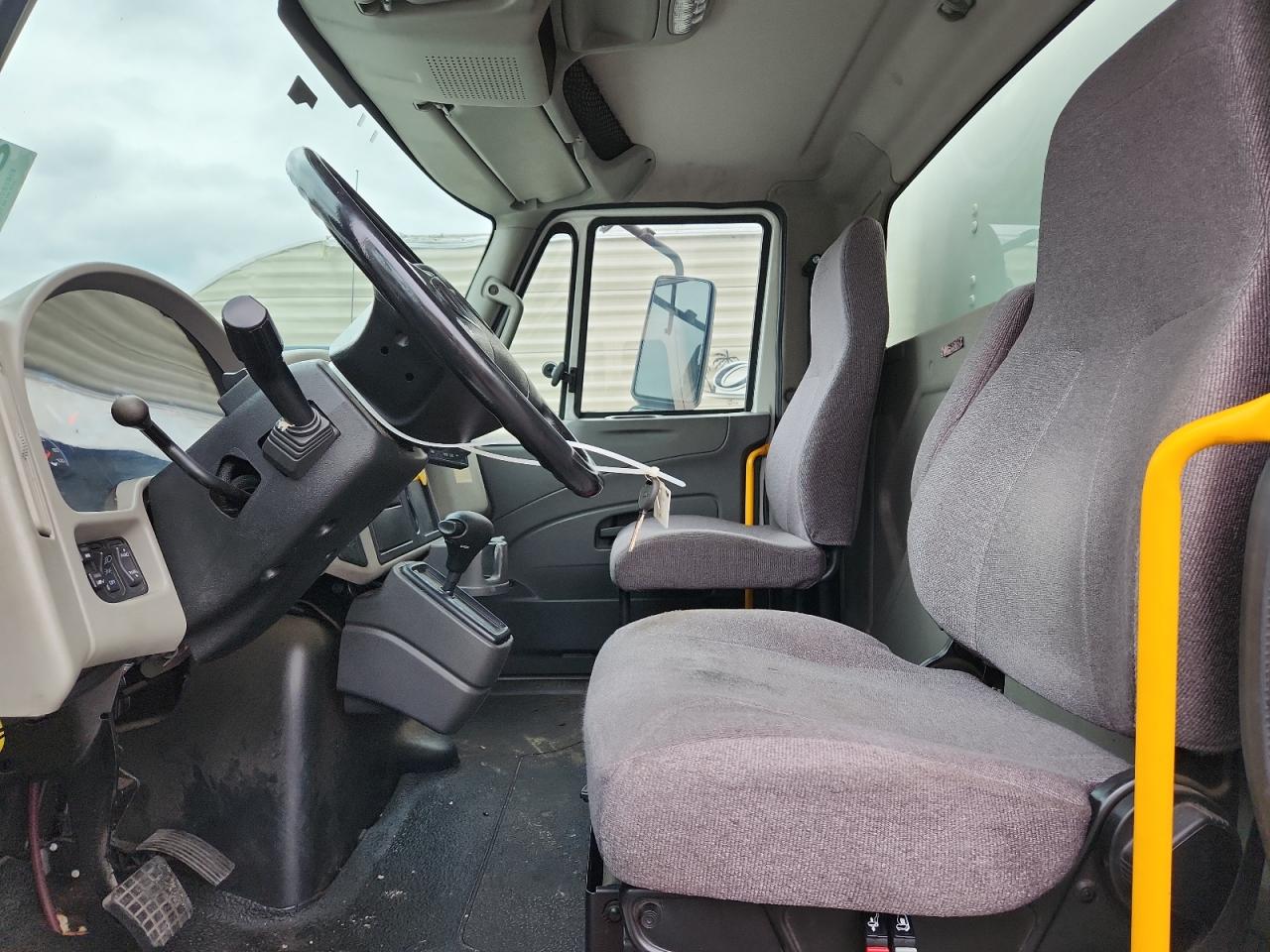 Lot #3282464570 2019 INTERNATIONAL 4300