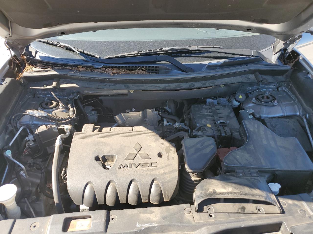 MITSUBISHI OUTLANDER SE