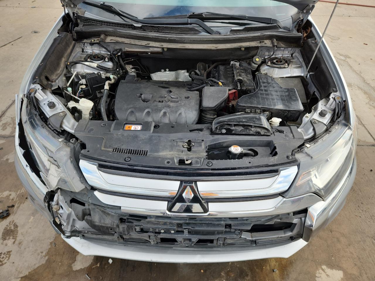 MITSUBISHI OUTLANDER SE