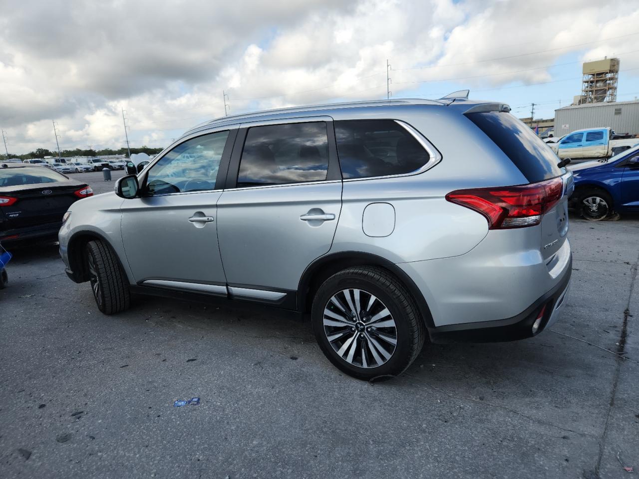 MITSUBISHI OUTLANDER SE