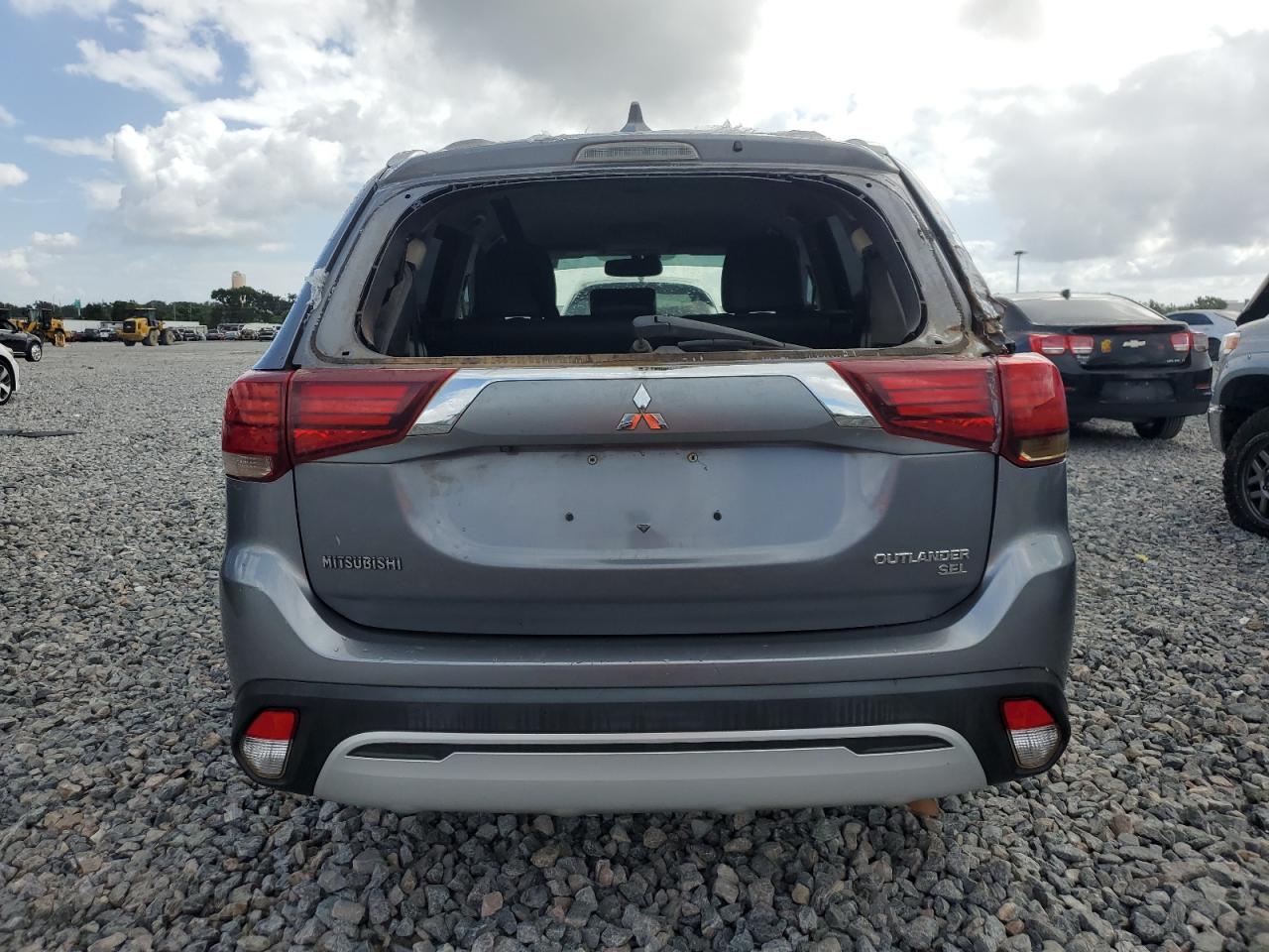 MITSUBISHI OUTLANDER SE