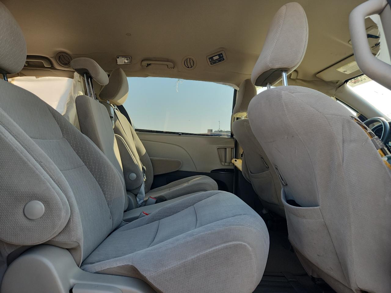 Lot #3304022596 2018 TOYOTA SIENNA LE