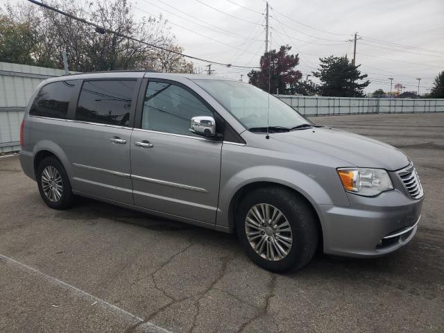 2016 CHRYSLER TOWN & COU - 2C4RC1CG3GR261121