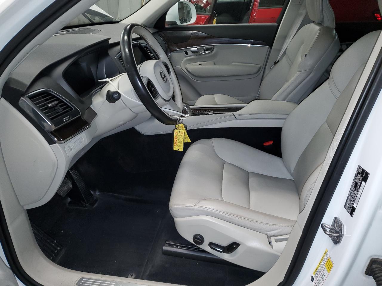 VOLVO XC90 T8 MOMENTUM