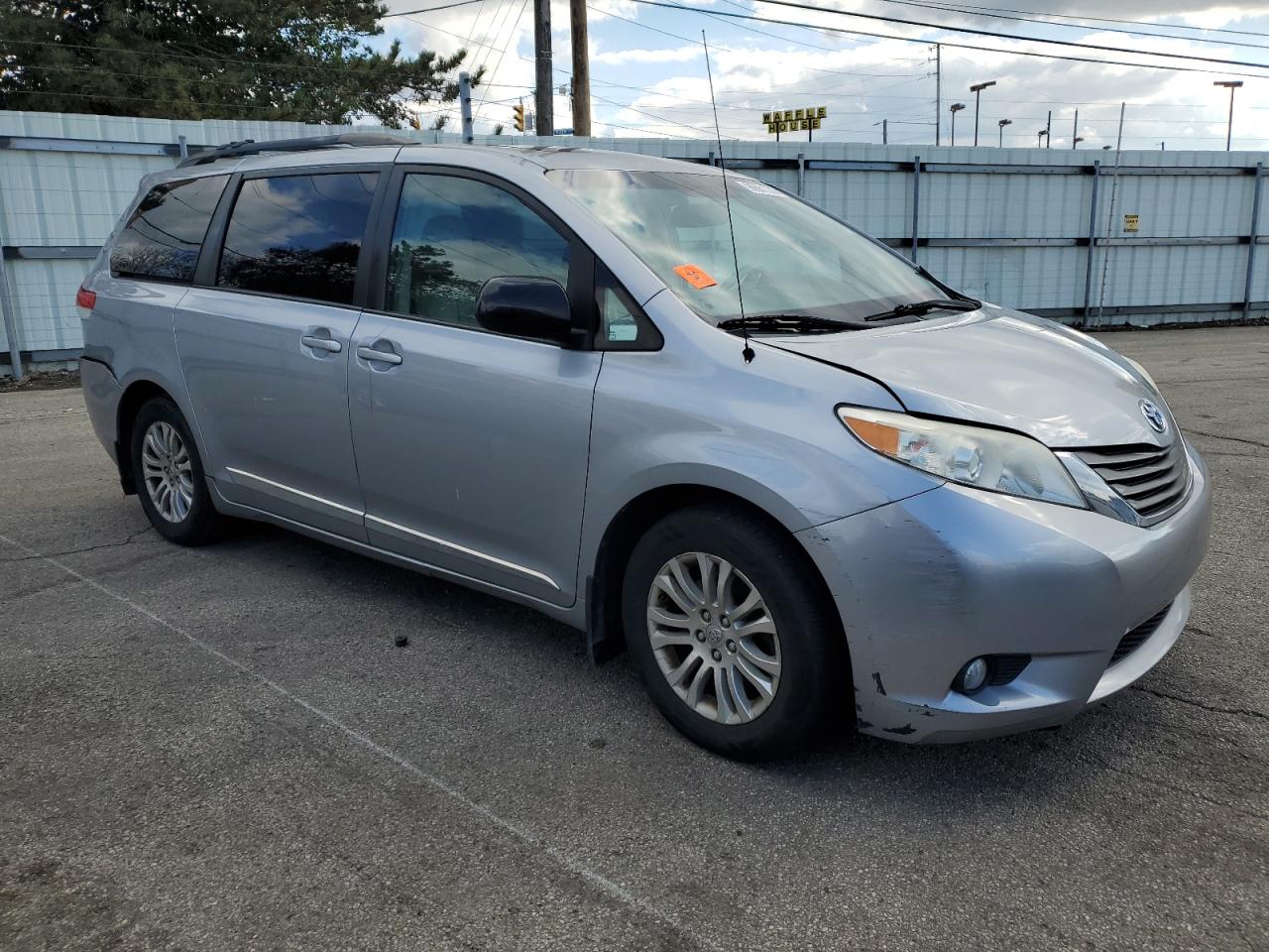TOYOTA SIENNA XLE