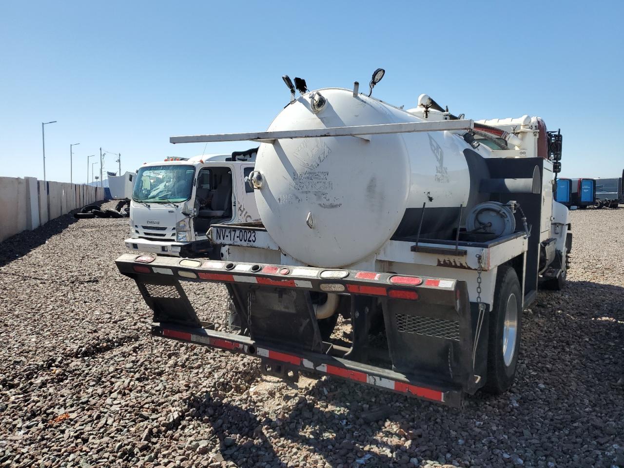 Lot #3266209531 2017 HINO HINO 338