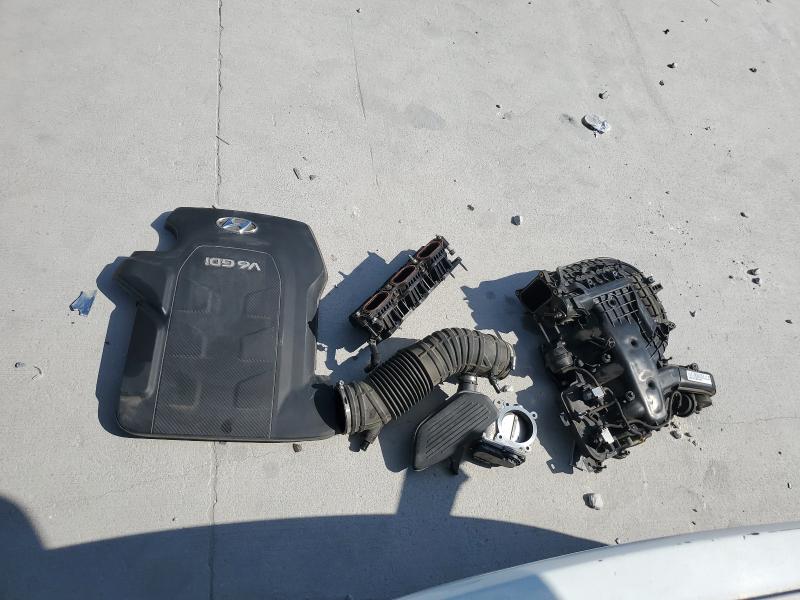 2016 HYUNDAI GENESIS 3. KMHGN4JE6GU107876