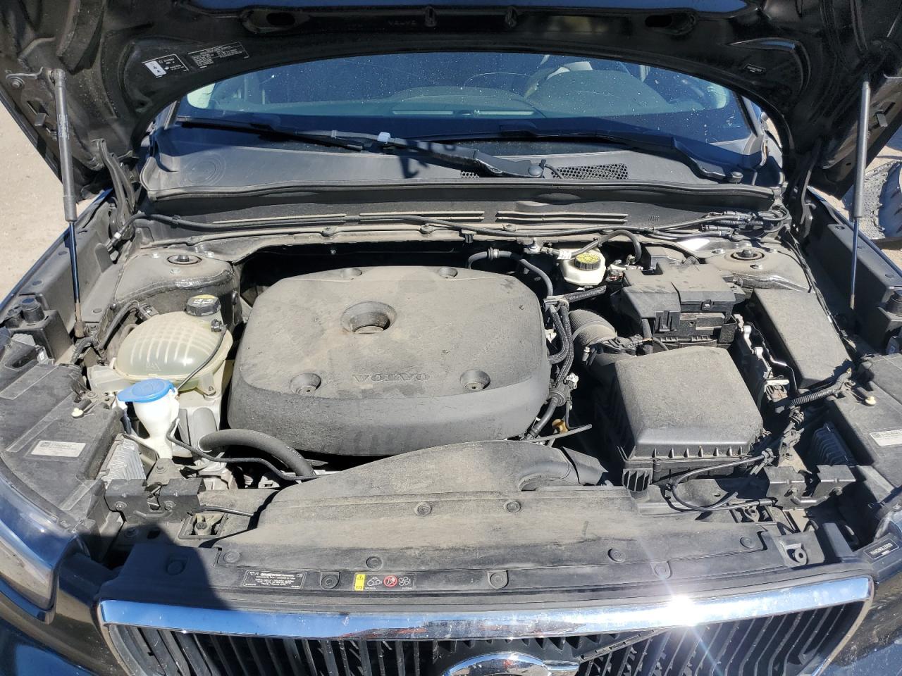 VOLVO XC40 T4 MOMENTUM